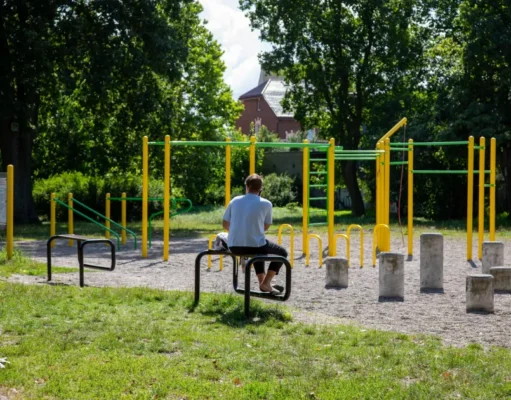 Ławki młodzieżowe i stojaki dla hulajnóg nowością w lęborskich parkach Ławki młodzieżowe i stojaki dla hulajnóg nowością w lęborskich parkach