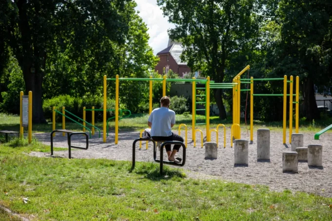 Ławki młodzieżowe i stojaki dla hulajnóg nowością w lęborskich parkach.jpg Ławki młodzieżowe i stojaki dla hulajnóg nowością w lęborskich parkach