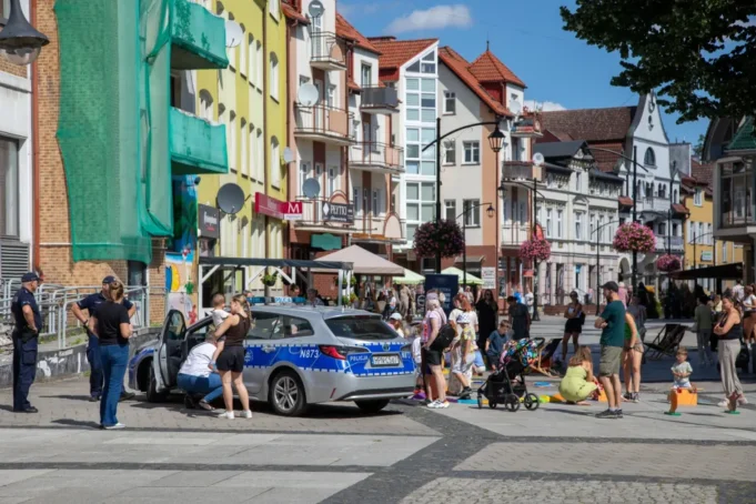 Książki, zabawa i spotkanie z policjantami na Letniej Czytelni