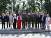 Obchody Święta Wojska Polskiego w Lęborku Kwiaty pod Obeliskiem Niepodległości w Święto Wojska Polskiego