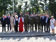 Obchody Święta Wojska Polskiego w Lęborku Kwiaty pod Obeliskiem Niepodległości w Święto Wojska Polskiego