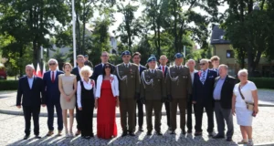 Obchody Święta Wojska Polskiego w Lęborku Kwiaty pod Obeliskiem Niepodległości w Święto Wojska Polskiego