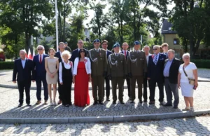 Obchody Święta Wojska Polskiego w Lęborku Kwiaty pod Obeliskiem Niepodległości w Święto Wojska Polskiego