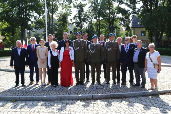 Kwiaty pod Obeliskiem Niepodległości w Święto Wojska Polskiego