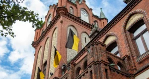 Kaszubskie barwy na lęborskim ratuszu. Dziś Dzień Flagi Kaszubskiej Kaszubskie barwy na lęborskim ratuszu. Dziś Dzień Flagi Kaszubskiej