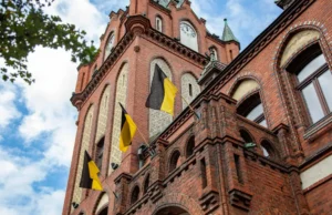 Kaszubskie barwy na lęborskim ratuszu. Dziś Dzień Flagi Kaszubskiej Kaszubskie barwy na lęborskim ratuszu. Dziś Dzień Flagi Kaszubskiej