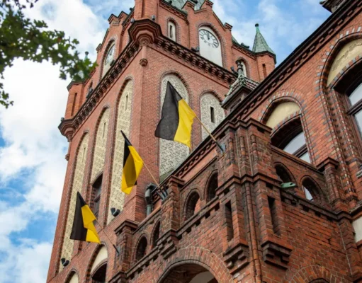Kaszubskie barwy na lęborskim ratuszu. Dziś Dzień Flagi Kaszubskiej Kaszubskie barwy na lęborskim ratuszu. Dziś Dzień Flagi Kaszubskiej