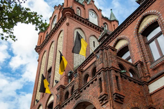 Kaszubskie barwy na lęborskim ratuszu. Dziś Dzień Flagi Kaszubskiej.jpg Kaszubskie barwy na lęborskim ratuszu. Dziś Dzień Flagi Kaszubskiej
