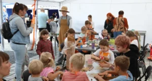 Pożegnanie Lata i Piknik Ceramiczny w Lęborku. Sprawdź program wieczornych atrakcji Ceramiczny Lębork za nami. Pożegnanie Lata trwa – przed nami popołudnie i wieczór pełne atrakcji!