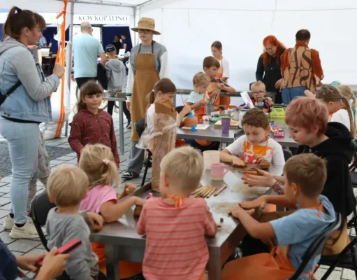 Pożegnanie Lata i Piknik Ceramiczny w Lęborku. Sprawdź program wieczornych atrakcji Ceramiczny Lębork za nami. Pożegnanie Lata trwa – przed nami popołudnie i wieczór pełne atrakcji!