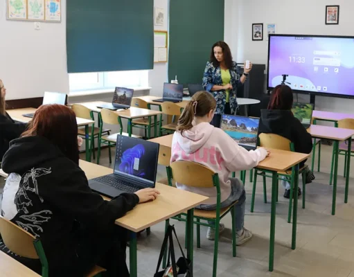 Sztuczna inteligencja w szkolnej ławce. SP nr 7 otrzymało nowoczesne Laboratorium AI Sztuczna inteligencja w szkolnej ławce. SP nr 7 ma własne Laboratorium AI