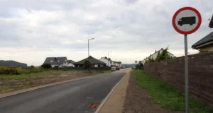 Nowy asfalt na Strzelców Podhalańskich zyskał kolejne metry. Zakończono drugi etap modernizacji ulicy Strzelców Podhalańskich w Lęborku, dzięki czemu 45-metrowy odcinek zyskał nową, asfaltową nawierzchnię. Jest to znacząca poprawa dla mieszkańców i kierowców. Nowy asfalt na Strzelców Podhalańskich. Kolejny etap inwestycji zakończony