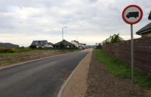Nowy asfalt na Strzelców Podhalańskich zyskał kolejne metry. Zakończono drugi etap modernizacji ulicy Strzelców Podhalańskich w Lęborku, dzięki czemu 45-metrowy odcinek zyskał nową, asfaltową nawierzchnię. Jest to znacząca poprawa dla mieszkańców i kierowców. Nowy asfalt na Strzelców Podhalańskich. Kolejny etap inwestycji zakończony