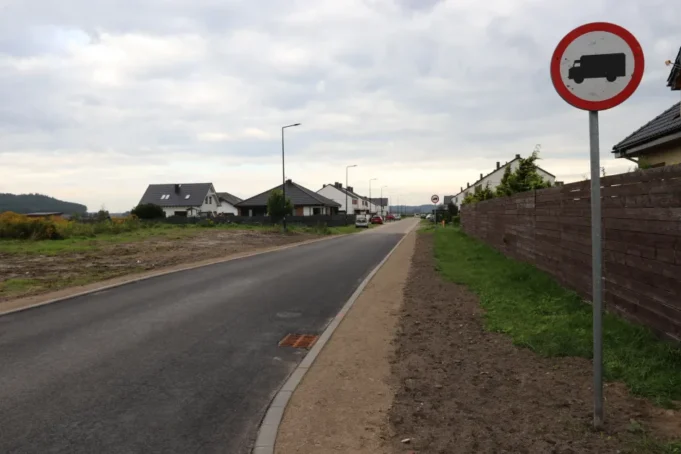 Nowy asfalt na Strzelców Podhalańskich. Kolejny etap inwestycji zakończony.jpg Nowy asfalt na Strzelców Podhalańskich. Kolejny etap inwestycji zakończony