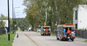 Seniorzy zwiedzali Lębork meleksem i zadbali o zdrowie Seniorzy zwiedzali Lębork meleksem i zadbali o zdrowie