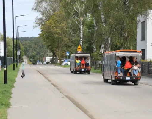 Seniorzy zwiedzali Lębork meleksem i zadbali o zdrowie Seniorzy zwiedzali Lębork meleksem i zadbali o zdrowie