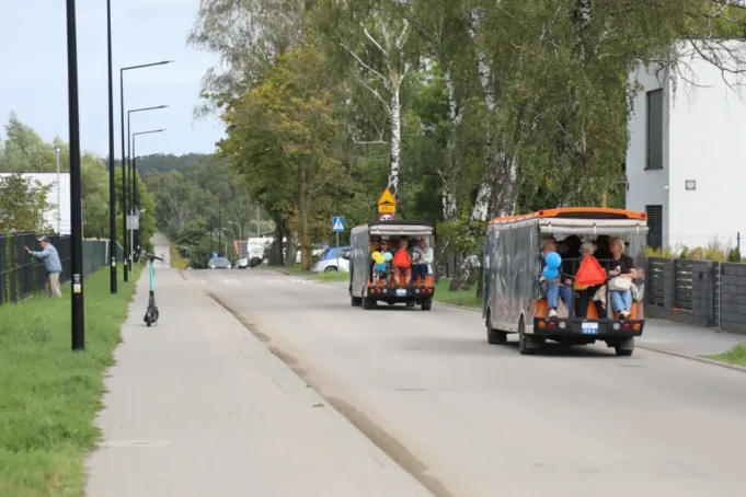 Seniorzy zwiedzali Lębork meleksem i zadbali o zdrowie