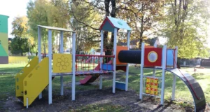 Nowy plac zabaw w Przedszkolu nr 5 – radość dla najmłodszych Przedszkole nr 5 z nowym placem zabaw