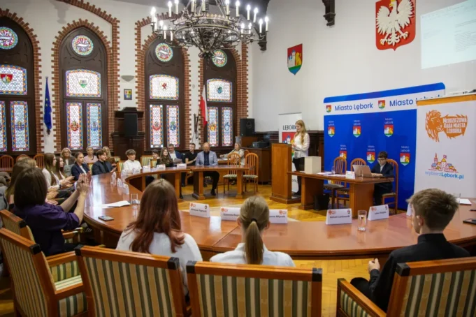 Młodzieżowa Rada Miasta Lęborka ma nowych radnych.jpg Młodzieżowa Rada Miasta Lęborka ma nowych radnych