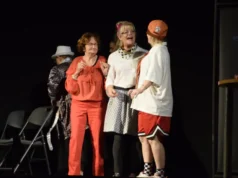 Seniorzy na scenie: Lęborskie Dni Seniora pełne teatralnych wrażeń Seniorzy na scenie – teatralne spotkanie w ramach Lęborskich Dni Seniora