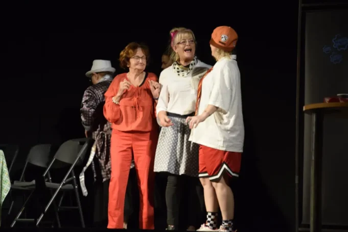 Seniorzy na scenie – teatralne spotkanie w ramach Lęborskich Dni Seniora.jpg Seniorzy na scenie – teatralne spotkanie w ramach Lęborskich Dni Seniora