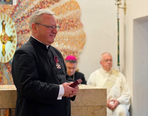 Srebrny Krzyż Zasługi dla księdza Jacka Giełdona z Mostów