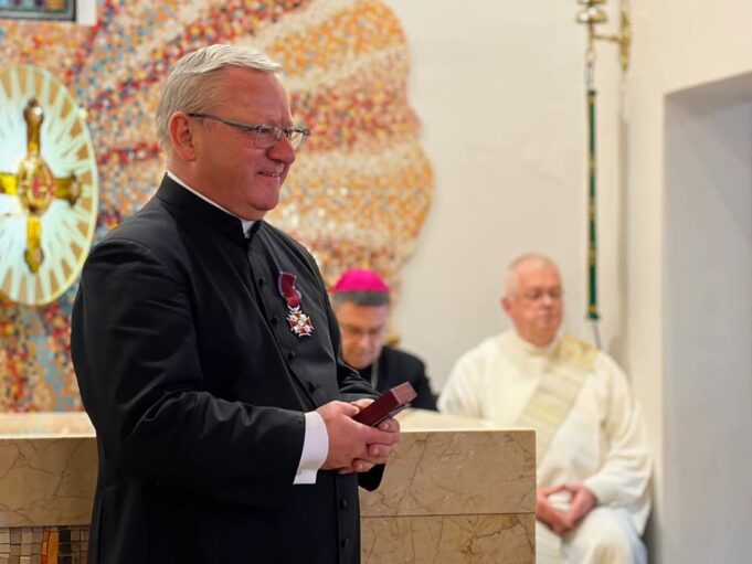 Srebrny Krzyż Zasługi dla księdza Jacka Giełdona z Mostów
