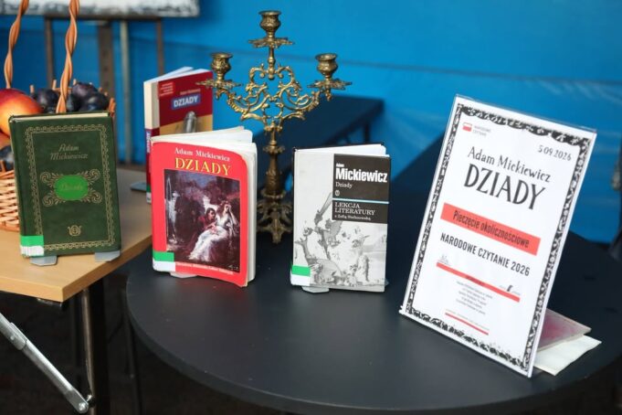 Plac Pokoju zamienił się w plenerową czytelnię. Mieszkańcy Lęborka czytali „Dziady”