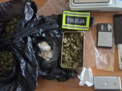 Narkotykowy skład w piwnicy. Lęborscy policjanci zabezpieczyli ponad 370 gramów substancji