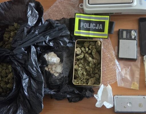 Narkotykowy skład w piwnicy. Lęborscy policjanci zabezpieczyli ponad 370 gramów substancji