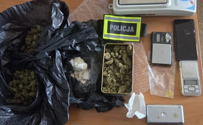 Narkotykowy skład w piwnicy. Lęborscy policjanci zabezpieczyli ponad 370 gramów substancji
