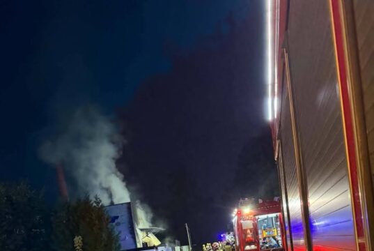 Groźny pożar hali przemysłowej w Łęczycach, w akcji brało udział 18 zastępów straży pożarnej