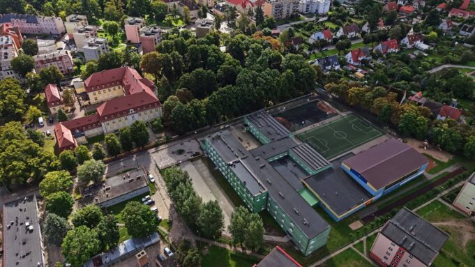 Więcej patroli przy szkołach w Lęborku. Samorządy i policja reagują na niepokój