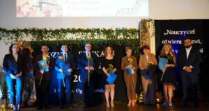 Powiatowa Gala Dnia Edukacji Narodowej w Lęborku. Nagrody dla nauczycieli i stypendia dla uczniów