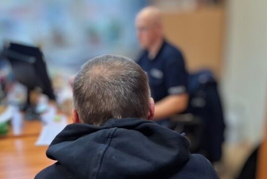 Piwo, śledzie, ser i sofa na siłowni. Pełen wrażeń dzień 54-latka w Lęborku