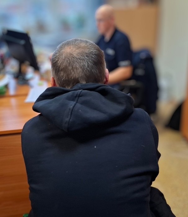 Piwo, śledzie, ser i sofa na siłowni. Pełen wrażeń dzień 54-latka w Lęborku