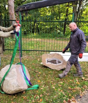 Ponad 700-kilogramowy głaz z historią Pomorza stanął przy Wieży Ciśnień w Lęborku