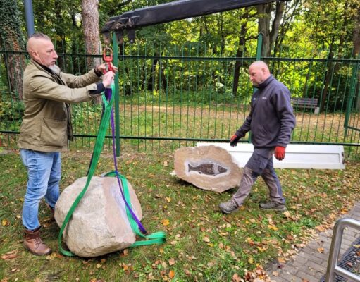 Ponad 700-kilogramowy głaz z historią Pomorza stanął przy Wieży Ciśnień w Lęborku