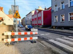 Utrudnienia na ulicy Kossaka w Lęborku. Piesi muszą chodzić jezdnią