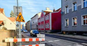 Utrudnienia na ulicy Kossaka w Lęborku. Piesi muszą chodzić jezdnią