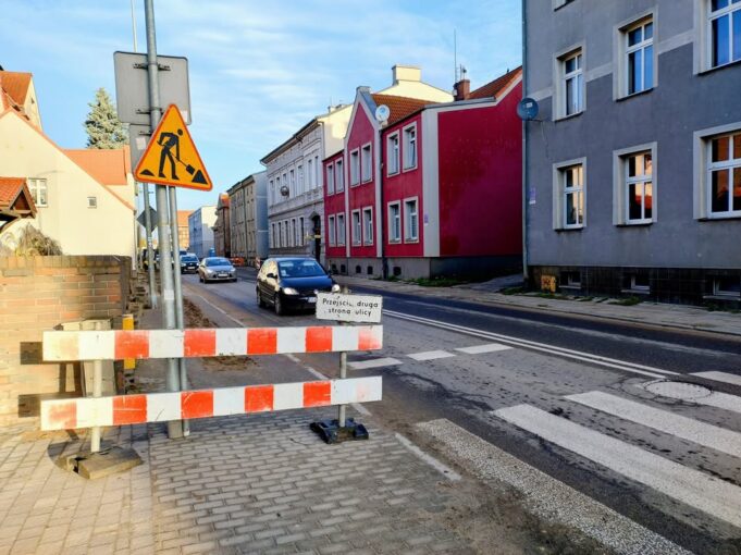 Utrudnienia na ulicy Kossaka w Lęborku. Piesi muszą chodzić jezdnią