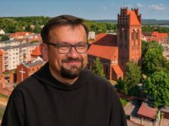 Ojciec Damian Basarab o tradycjach początku listopada i Lęborskim Balu Wszystkich Świętych