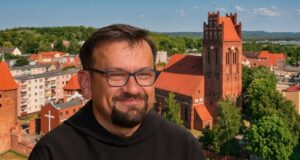 Ojciec Damian Basarab o tradycjach początku listopada i Lęborskim Balu Wszystkich Świętych