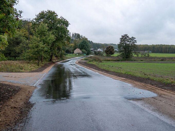 Zakończono modernizację drogi powiatowej w miejscowości Laska Zakończono modernizację drogi powiatowej w miejscowości Laska