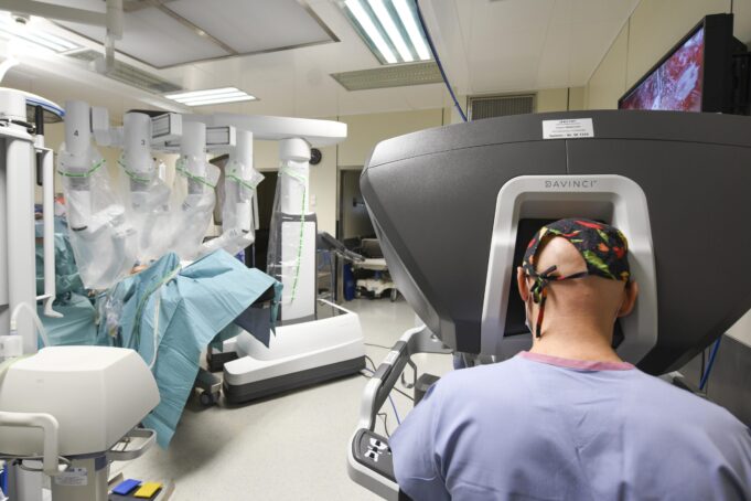 Słupscy urolodzy wykonali pierwszą w regionie operację usunięcia pęcherza z użyciem robota Słupscy urolodzy wykonali pierwszą w regionie operację usunięcia pęcherza z użyciem robota